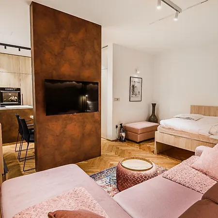 Slavec With Free Onsite Parking *