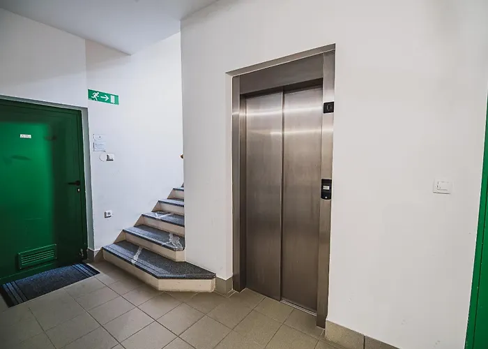 Slavec With Free Onsite Parking شقة *