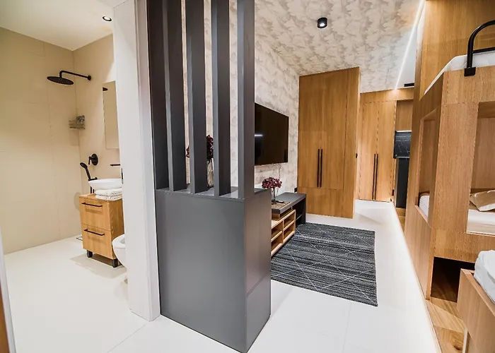 Slavec With Free Onsite Parking شقة *