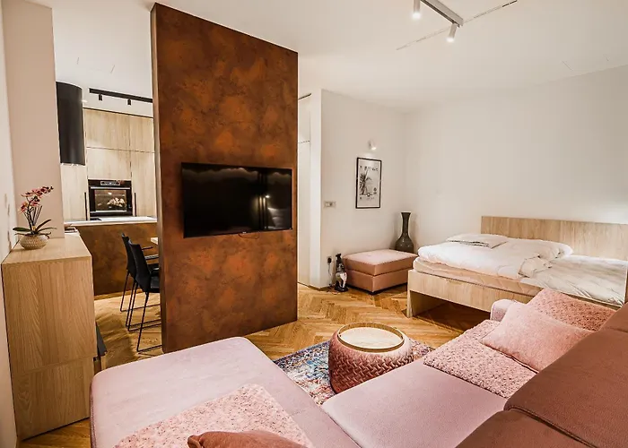 Slavec With Free Onsite Parking *