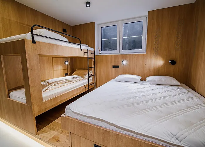 Slavec With Free Onsite Parking شقة *